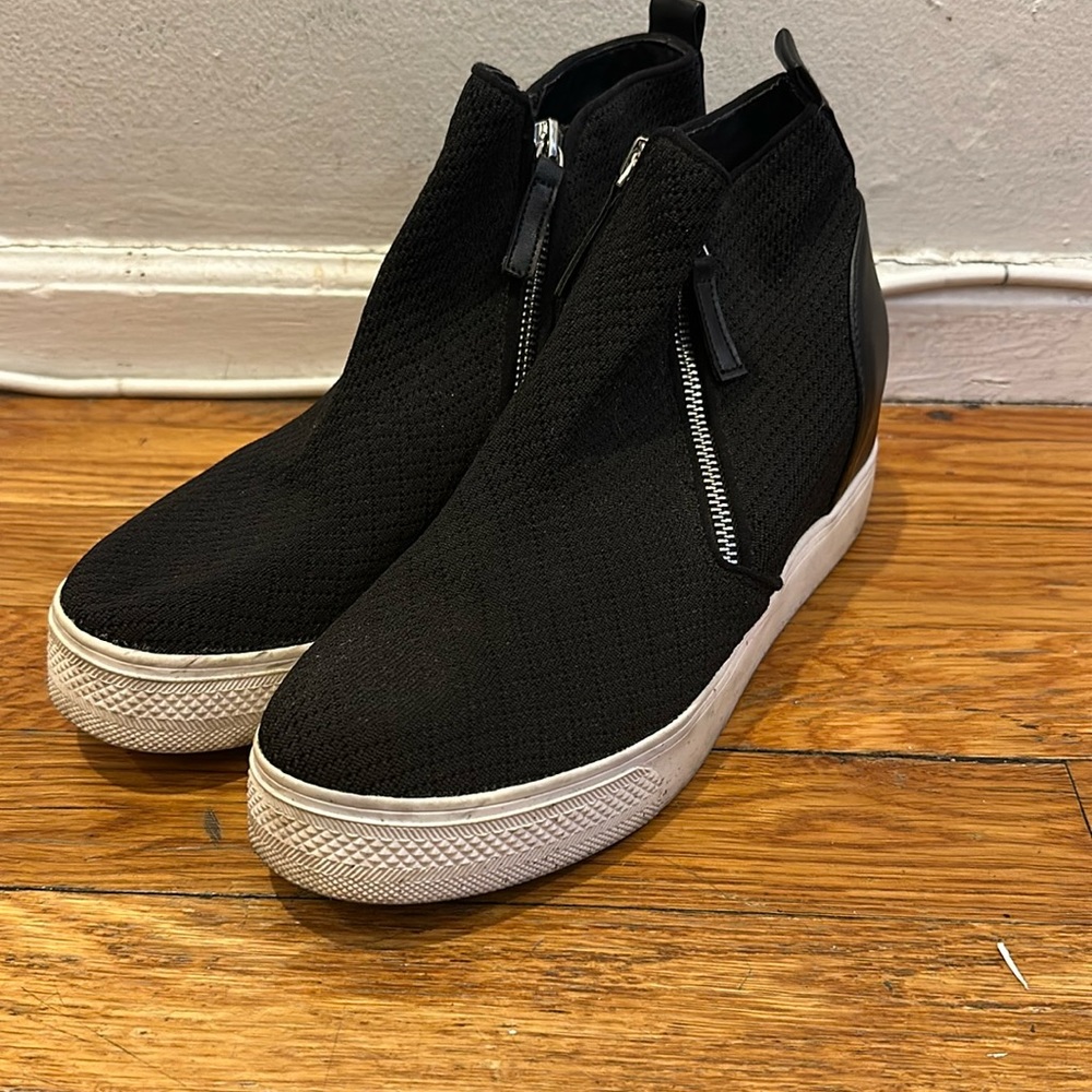 Worn Twice Steve Madden booties. Slight interior wedge. Super cute double zipper